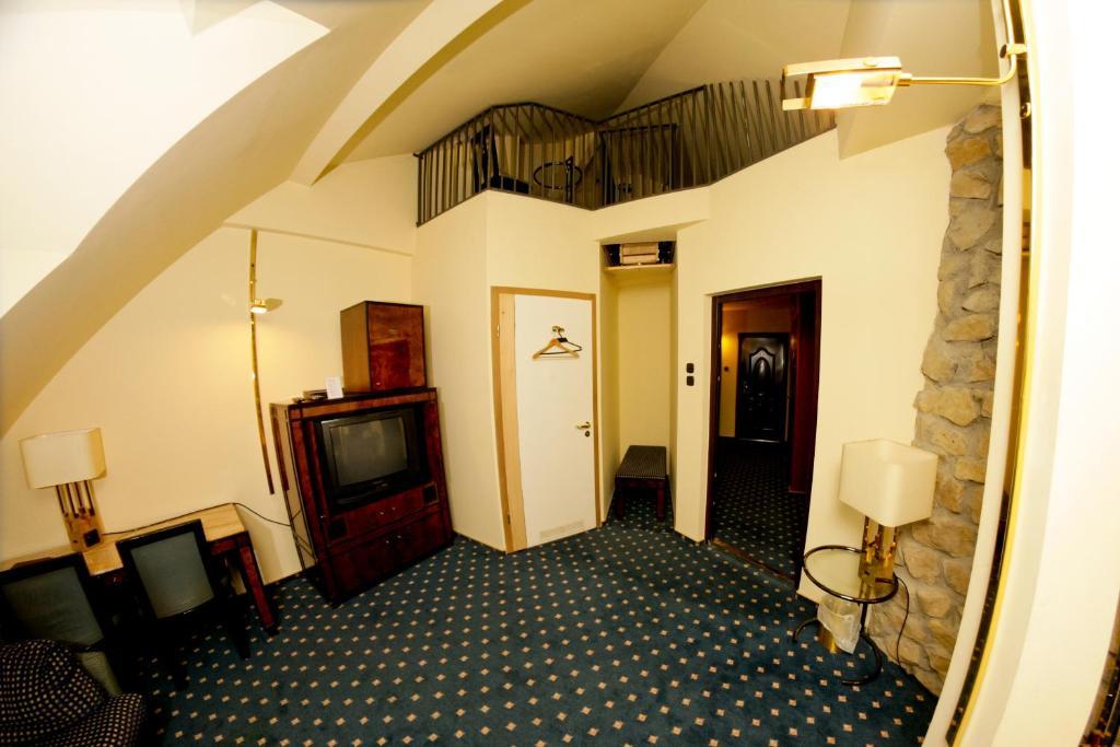 Hotel Podzamcze Tarnow Exterior photo